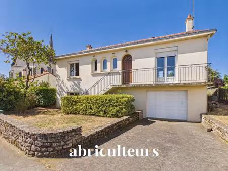 charmante maison de 94 m2 plus rdc aménageable  avec grand jardin   bourg de st hilaire de
