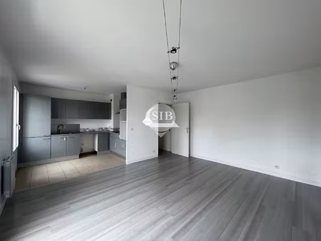 f2 avec balcon - loyer 755 € + 90 €