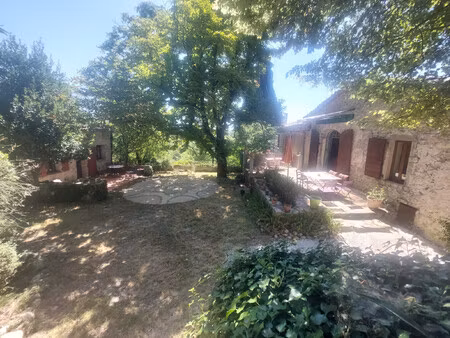 maison en pierre en pleine nature avec mazet