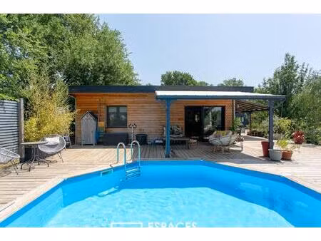 maison en bois au cadre apaisant avec piscine