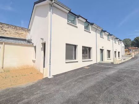 maison de ville neuve au centre de la ville du bois