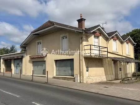 ensemble immobilier avec local commercial  habitation et garages – idéal investisseur