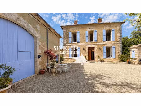 maison spacieuse aux plafonds hauts