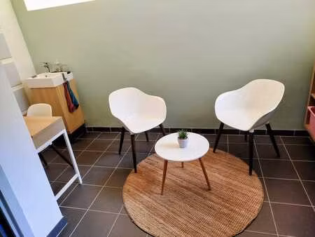 cabinet de soin de 15 m² avec évier et table de massage
