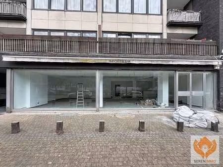 rez-commercial avec vitrine de 11m2 en façade
