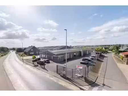 ruim en veelzijdig bedrijfsgebouw met burelen  werkplaats...