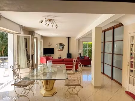 maison familiale 4 pièces  piscine  terrain clos 833m²