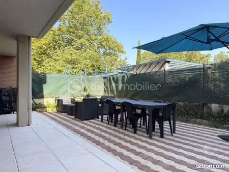 t3 de 63 m² avec 82 m² de terrasse et jardin dans résidence avec piscine à 5 minutes à pie