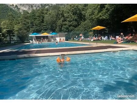studio meublé rénové – saint-égrève – résidence avec piscine et tennis