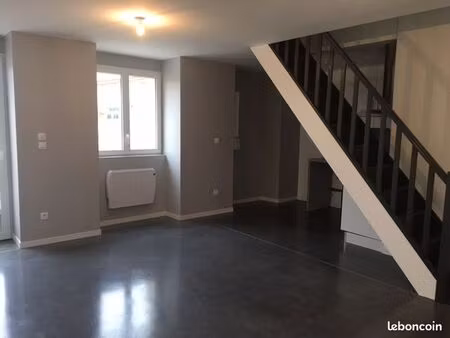 maison mitoyenne dans petite résidence avec garage et jardin