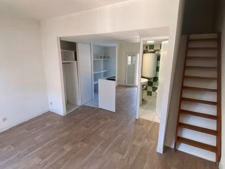 studio lumineux avec chambre mansardée