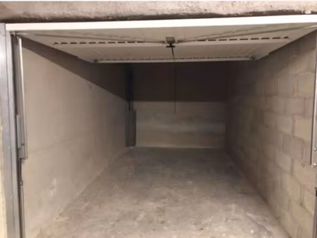 location parking à istres (13800)  120 €