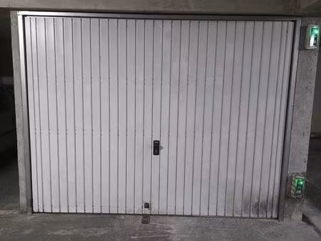 box de garage sécurisé de 12 m2