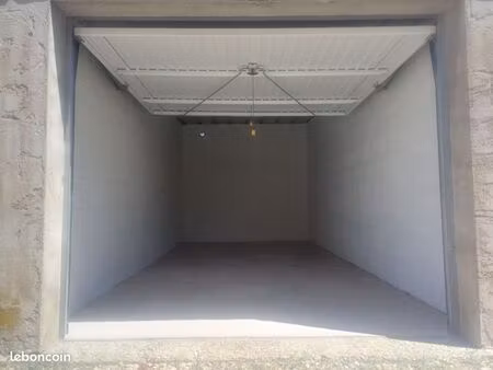 garage fermé – résidence en copropriété calme