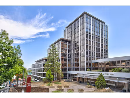 au pied du pont de st cloud  dans un complexe immobilier de bureaux  vente en investisseme