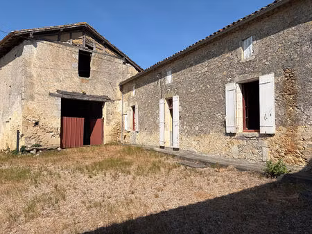 ancienne ferme à fort potentiel au coeur du bourg du village