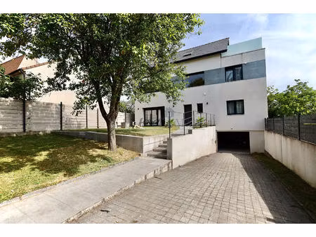 belle maison 8 pièces  de 220m²  à proximité du parc des coteaux d'avron.