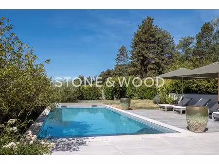 villa contemporaine avec piscine et vue sur les montagnes