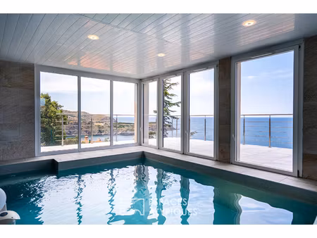 villa contemporaine avec vue mer panoramique et piscine intérieure