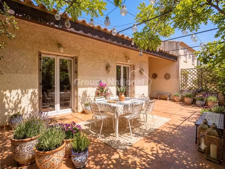 ensues la redonne: villa de type 6 de 142 m2 sur un terrain de 1066 m2.