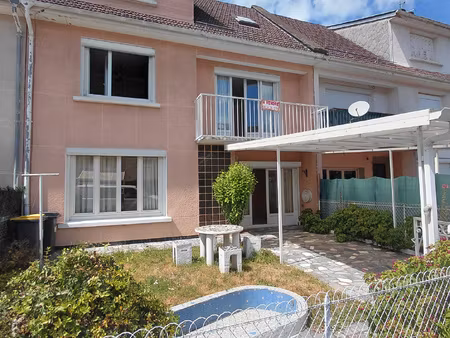 maison élevée sur trois niveaux avec grand garage et grande