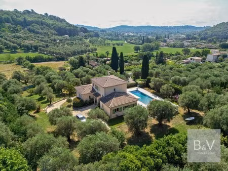 villa de charme au cœur d'une oliveraie centenaire avec piscine et jacuzzi