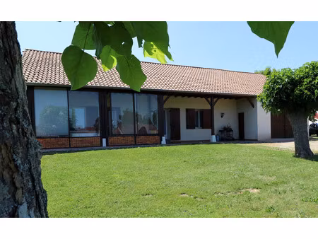 romenay  joli villa avec véranda sur 3800 m² de terrain