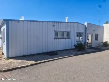 local 498 m²