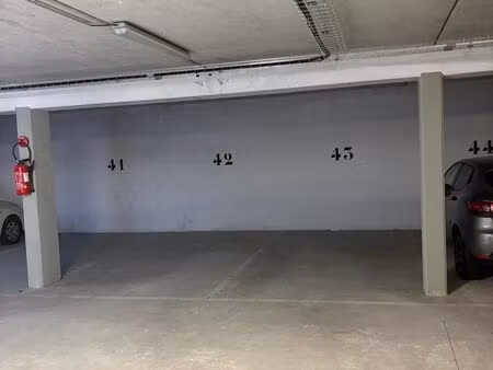 location place de parking couverte dans résidence privée et sécurisée