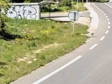 location local bord de route + parking