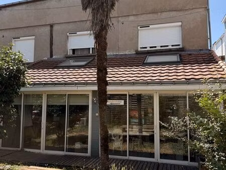 bureaux professionnels / local commercial – 55 m² – lumineux avec jardin – climatisation