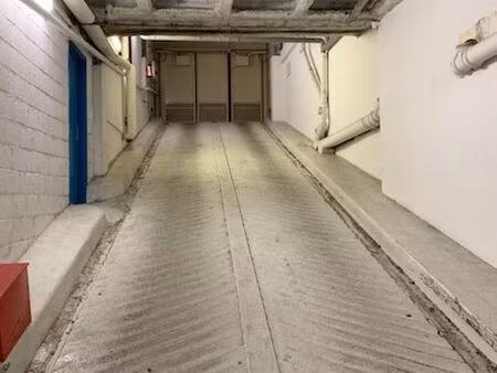 box fermé - parking 41-45 rue de galilée paris 16
