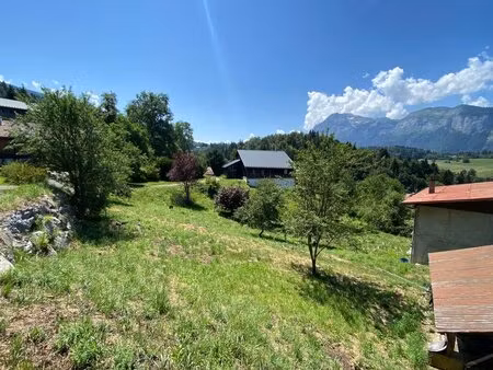 terrain constructible de 650m2 avec réseaux en bordure et vue dégagée
