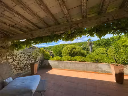 propriete de caractere cadre unique avec superbes jardins