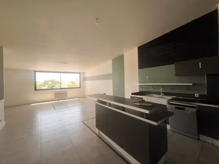 appartement p4 et local professionnel à aigues mortes