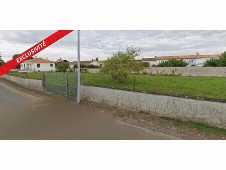 terrain constructible 939 m² – centre-bourg de landes (17380)