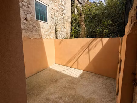 appartement 2 pièces meublé avec cour privative et box situé à joigny