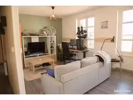 grand appartement traversant 93 m² avec garage fermé