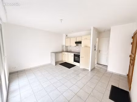 appartement t2 avec petit extérieur privatif et grand garage