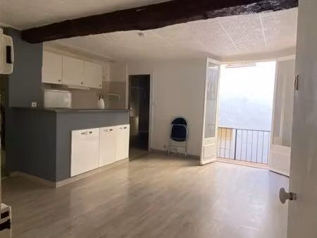 charmant studio avec balcon  centre-ville  le beausset