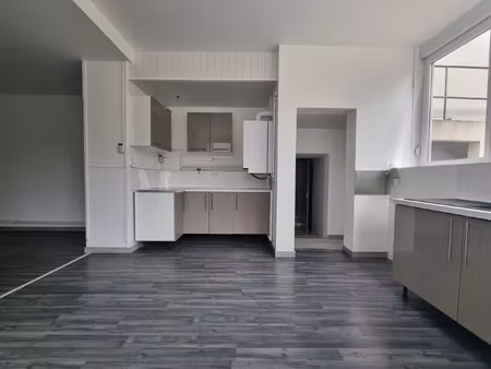 à louer appartement t5 de 98 m2 en rez-de-chaussée avec te