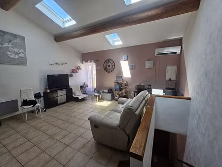 maison de village avec terrasse - t2 55m² - le puy-sainte-réparade
