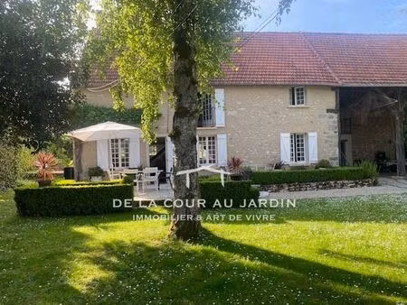 comme un petit hameau privé au cœur d'un village de caractère