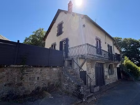 maison d'habitation sur 2 niveaux avec sous-sol