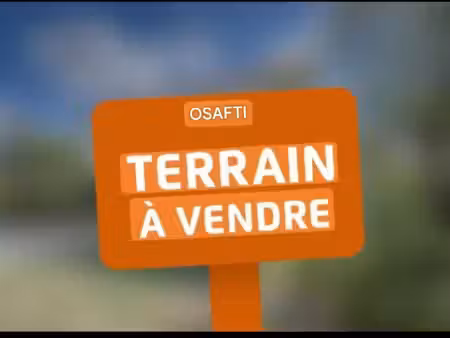 terrain constructible à batir  belle parcelle avec puits et bâtiment  au coeur du bourg.