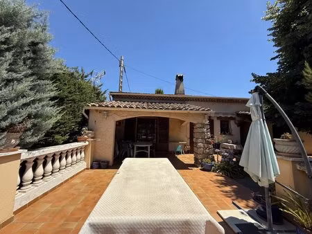 charmante maison de plain-pied avec grand terrain dans un secteur calme