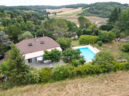 maison d'environ 130m2 avec piscine
