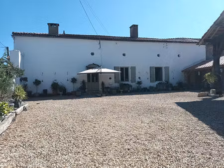 grand maison du village entre civray et ruffec