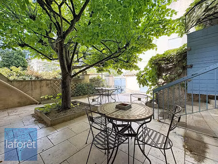 maison avec terrasse et cour de 360 m2