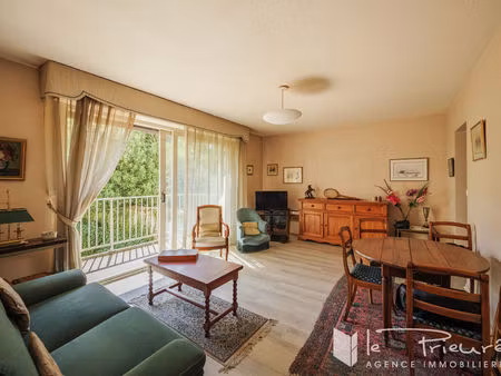 albi centre   appartement t2 traversant avec deux balcons  ascenseur et cellier